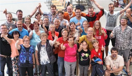 Theaterverein Bruckmühl: Helfen und proben