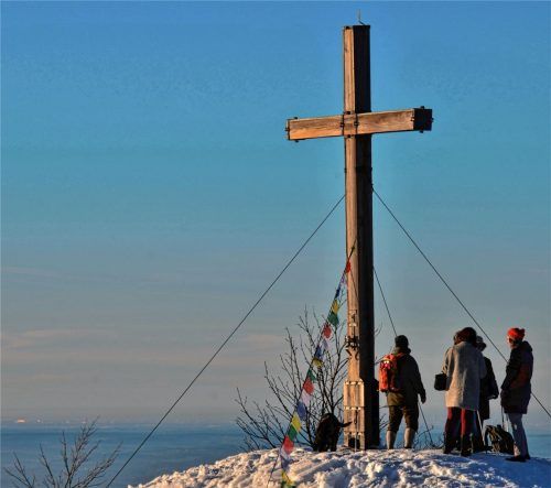 Tibetische Gebetsfahnen wehen unterhalb der Kampenwand