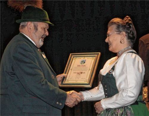 Trachtenverbandsvorsitzender Max Bertl überreichte Hilde Dufter die Auszeichnung für ihr Engagement. Foto re