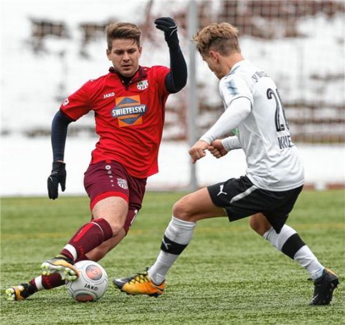 Traunsteins Neuzugang Josef Wittmann (links) im Zweikampf mit dem Sechziger Leopold Krüger.Foto Weitz