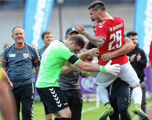 Umjubelt: Petrovic nach einem seiner 53 Treffer für Buchbach in der Regionalliga.
