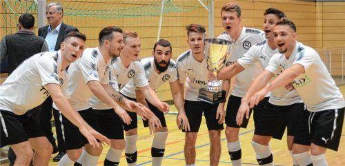 Und schon wieder Sparkassenpokalsieger: Der TSV 1860 Rosenheim jubelte mit dem Pokal über den Erfolg.