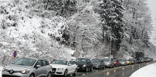 Unhaltbare Zustände, wohin man blickt: Stau in Kiefersfelden wegen der Pförtnerampel auf Tiroler Seite.Fotos hko