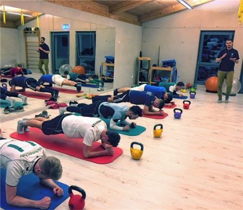 Unter Anleitung von Michael Pointvogel schuften die Sportbund-Fußballer derzeit beim Corox-Training in Edling. Foto Neumeier
