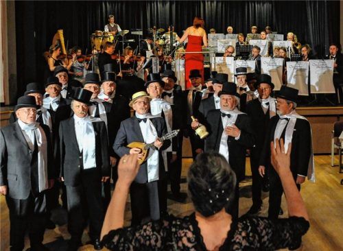 Unter der Leitung ihrer Dirigentin Marion Hummel eröffnete der Männergesangverein seinen Sängerball mit dem Chianti-Lied.