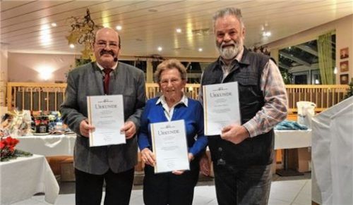 Urkunden vom ADAC (von links): Lorenz Scheck, Karin Koch und Vinzenz Andessner wurden für ihre langjährige Treue zum Automobilclub geehrt.Foto re