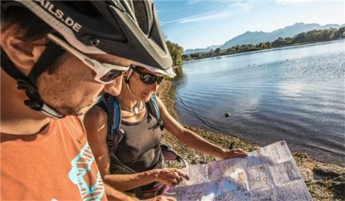 Urlauber in der Region Südost, hier Radfahrer am Chiemsee, sorgen für steigende Übernachtungszahlen. Foto Chiemgau Tourismus