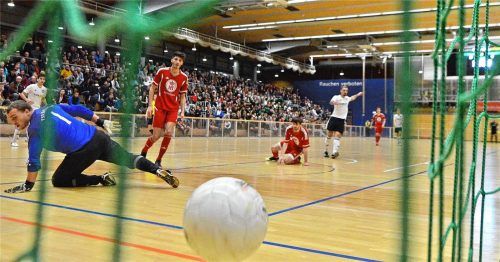 Viele Zuschauer, viele Tore und toller Hallenfußball – das alles wird heute beim Endturnier des Sparkassenpokals in der Rosenheimer Gabor-Halle geboten. Foto Ziegler