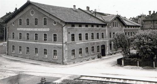 Vor 50 Jahren wurde der Bräu am Anger abgerissen. Dies ist eine Aufnahme, die schon wesentlich früher entstand, um 1890. Rechts befand sich der dazugehörige Biergarten, im Vordergrund ist noch das Salingleis zu sehen. Nach hinten führt die Straße Am Anger. Die Kreis- und Stadtsparkasse Rosenheim ließ das Gebäude abreißen und baute dort ein elfstöckiges Hochhaus.Foto Stadtarchiv Rosenheim