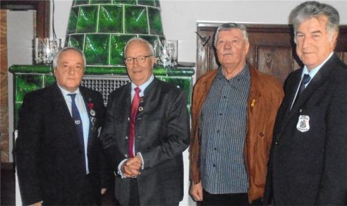 Vorsitzender Rudolf Hötzel ernannte den Zweiten Bürgermeister Anton Heindl zum Ehrenmitglied, Hauptmann a. D. Rudolf Köhler und Zweiter Vorsitzender Franz Polland gratulierten (von links).Foto RE