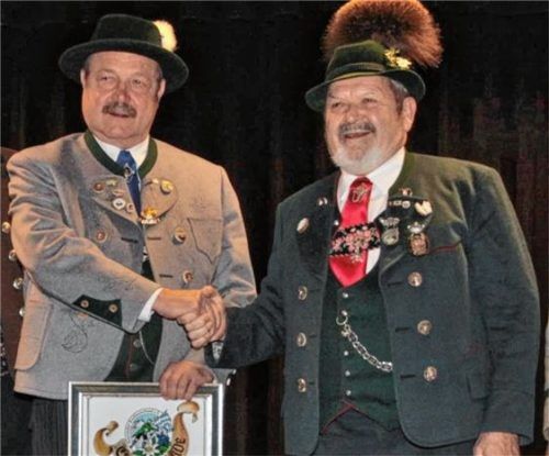 Walter Weinzierl (links) erhält von Max Bertl, Vorsitzender des BTV, die Ehrenurkunde.Foto re