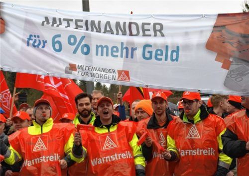 Warnstreikende bei BSH Hausgeräte am Dienstag in Traunreut.Foto  re