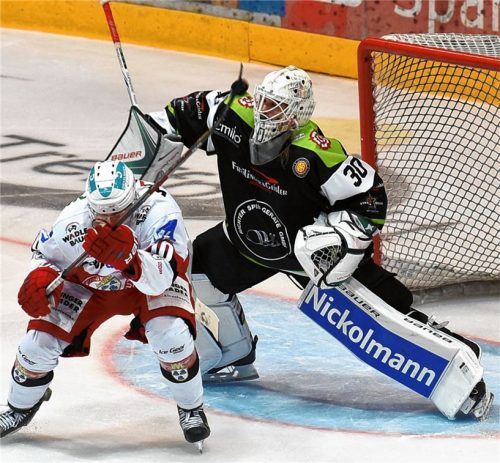 Wenn es gar nicht anders ging wehrte Lukas Steinhauer, bester Oberliga-Torhüter der Hautrunde, den Puck auch mit der Schulter ab. Foto  Ziegler