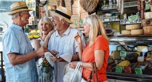 Wer ins Ausland reist, muss sich auch Gedanken um die Reisekasse machen – die Zusammenstellung hängt vom Reiseziel ab. Foto djd/BVR/Getty