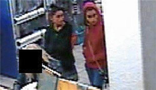 Wer kennt diese zwei Frauen? Sie nahmen 660 Euro aus einem Geldbeutel, den eine andere Kundin in der Postfiliale vergessen hatte, und verschwanden mit dem Geld. Foto pol