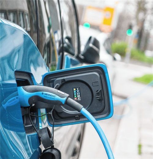 Wie umweltfreundlich ist heute E-Mobilität? Ein Elektroauto an der Ladesäule. Foto dpa