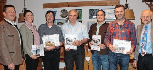 Zuchtleiter Lorenz Leitenbacher (rechts) ehrte Martin und Caroline Sigl, Thomas Müller, Adolf Bell, Josef Schöpfer und Johannes Mundigl für Kühe mit der besten Lebensleistung (von links).Foto Heinz