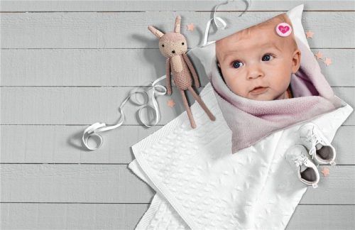 Zum Kuscheln schön: Auch Kissen lassen sich ganz nach Wunsch mit dem schönsten Schnappschuss des Babys bedrucken. Foto: djd/CEWE/Fotolia/Thinkstock