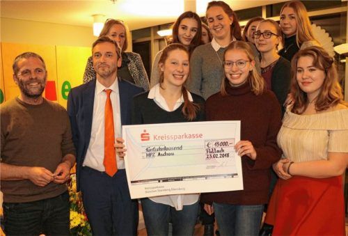 15000 Euro brachten die Schüler des Otfried-Preußler-Gymnasiums in Pullach aus dem Isartal mit nach Aschau ins Priental.