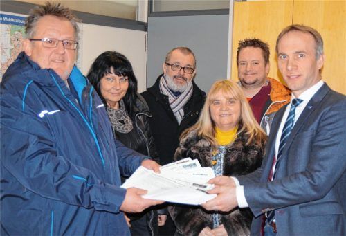 212 Unterschriftenliste mit mehr als 2000 Unterschriften haben die Initiatoren des Bürgerbegehrens für den Erhalt des Waldbades gestern im Rathaus übergeben. Weitere Unterschriften sollen hinzu kommen, so Jürgen Zabelt (links), der Vorsitzende des Fördervereins Waldbad, der die Listen zusammen mit (von links) Martina Arnusch-Haselwarter (Förderverein), Richard Fischer (SPD), Charlotte Konrad (CSU) und Manuel Harth (Förderverein) Bürgermeister Robert Pötzsch überreichte. Das Einwohnermeldeamt wird nun die Gültigkeit der Unterschriften prüfen. Foto  hg