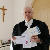 Richter hängt Kreuz wieder auf