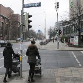 Autofahrer erfasst Mutter und flüchtet