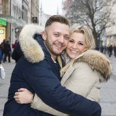 Ein Tisch voller Blütenblätter