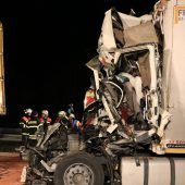 Lastwagen rasen in Stauende: Drei Tote