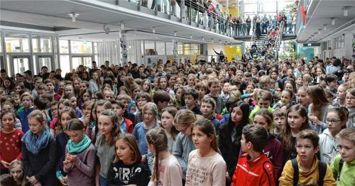 Im Rahmen einer Schülervollversammlung wurde die stellvertretende Schulleiterin des Raublinger Gymnasiums mit Lehrerin Barbara Erhard (Leiterin der Fachschaft Deutsch) in den Ruhestand entlassen.
