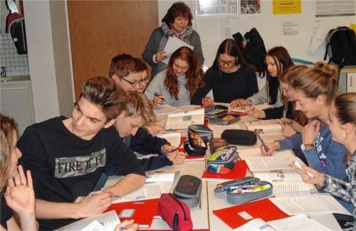 Aktive Mitarbeit der Schüler und gegenseitige Hilfe prägen den modernen Schulalltag. „Der Lehrer fungiert heute als Partner der Schüler“, so Eva Bishop (Mitte). Sie war stellvertretende Schulleiterin am Raublinger Gymnasium und ist jetzt im Ruhestand.