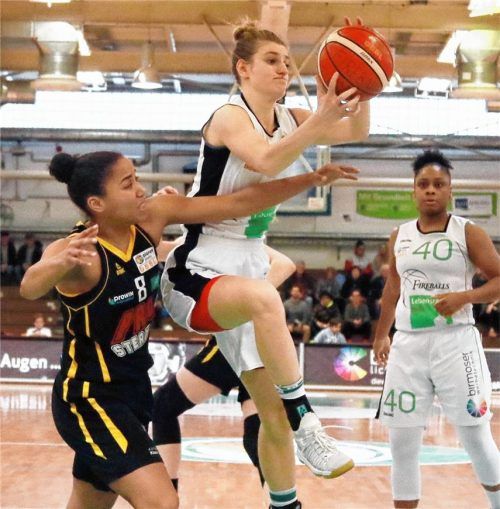 Alina Hartmann (am Ball) war auch nicht von Jamailah Adams (Saarlouis) zu stoppen. Sie war in der spielentscheidenden Phase mit vier Dreiern erfolgreich. Foto  Fehrmann