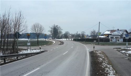 Als nicht ungefährlich beurteilen die Mitglieder des Gemeinderats den Bereich der Endorfer Straße bei Zunham und Dielstein. Foto Stübl