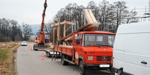 Am gestrigen Montag wurden die Holzteile für den Turm angeliefert. Für den kompletten Aufbau wird etwa eine Woche benötigt, hieß es gestern im Söchtenauer Rathaus.Fotos niessen