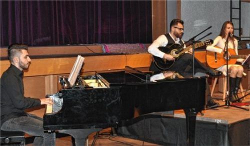 Am Piano begeistert Abdo Danbar und an den Gitarren Hassan Al Assadi und Patricia Burkhart.Foto  tb