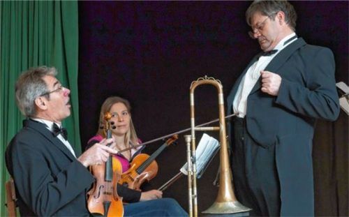 Andreas Wörndl als chaotischer Musiker (links), Franz Feichtner (rechts) als mürrischer Dirigent.Foto  Berger