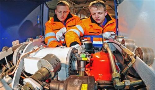 Angehende Mechatroniker, einer der beliebtesten Ausbildungsberufe auch in der Region Südost. Foto dpa