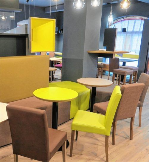 Auch die Eisdiele „Casa del Gelato“ erhielt eine neue Einrichtung und bringt mit sonnengelben Farbtupfern bereits Frühlingsstimmung in die Räume. Fotos  Baumann