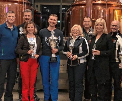Auf dem Siegerfoto (von links): Bürgermeister Hubert Wildgruber (Oberaudorf) als Gastgeber, Bürgermeister Rudi Puecher (Brixlegg), Barbara Buchner (Bad Feilnbach), Bürgermeister Hannes Eder (Wildschönau), Bürgermeisterin Brigitte Lackner (St. Ulrich am Pillersee), Bürgermeister Hannes Neuhauser (Brandenberg), Umweltministerin Ulrike Scharf, Martin Knapp (Brixlegg). Foto re
