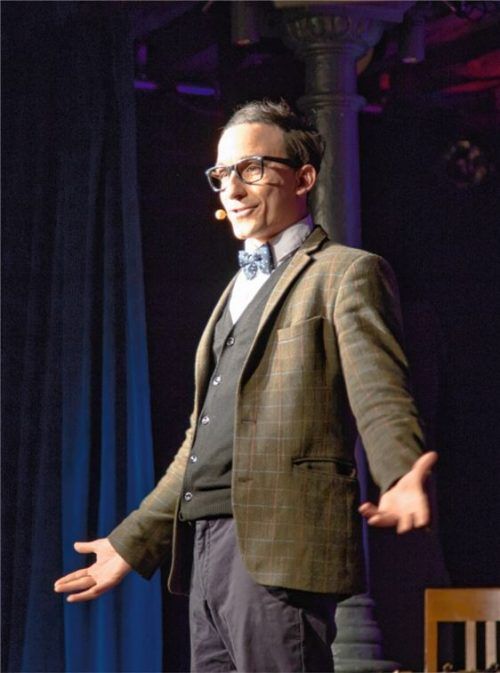 Auf der Bühne ist Marc Haller „Erwin aus der Schweiz“. Mit seinem schrullig-schrägen Alter Ego und seiner Mischung aus Comedy und Zauberei kommt der Künstler an beim Mühldorfer Publikum.Foto ALX