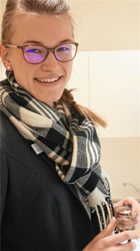 Augenoptikerin Karina Kummer aus Raubling hat ihre Lehre hinter sich. Jetzt kann sie ihr Fachwissen täglich anwenden. Foto ebk