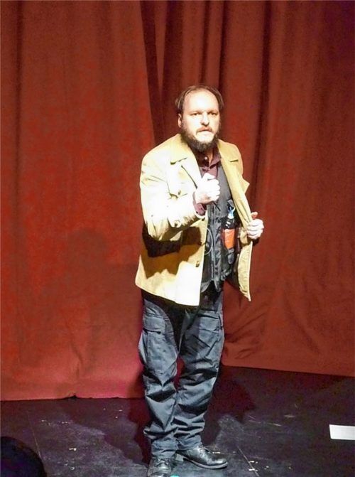 Aus dem Djihad zurückgekehrt wird Ismaël (Mike Sobotka) zum Selbstmordattentäter. Foto Janeczka