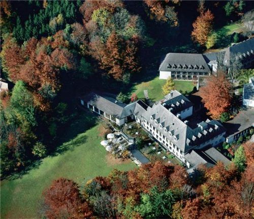 Ausgezeichnet tagt es sich in dem besonderen Ambiente der IHK-Akademie in Westerham. Foto  www.Luftbild-Bertram.de