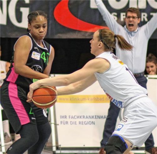 Bad Aiblings Destinee Young (links, gegen Kelterns Mailis Pokk) verletzte sich in der Schlussphase.Foto Müller