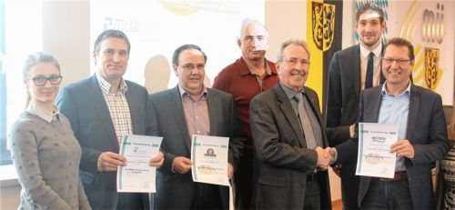 Bei der Auszeichnung des Projekts „Ökoprofit“: Bettina Moser, Wirtschaftsförderung Landratsamt Rosenheim, Ulrich Hornstein, Geschäftsführer Kliniken Kreis Mühldorf, Nikolaus Glass, Höhenrainer, Franz Schmidl, Kreiskliniken Mühldorf, Mühldorfs Landrat Georg Huber, Andreas Krapf, LKZ Prien GmbH, Johann Vetter, Netzsch GmbH (von links).Foto re