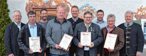 Bei der Ehrung verdienter Mitglieder (von links): Söchtenaus Bürgermeister Sebastian Forstner, Josef Gartner (Gold), Martin Adlmaier (Silber), Wolfgang Seidl (Gold), Erster Vorsitzender Joachim Pfaller, Norbert Zehrer (Gold), Zweiter Vorsitzender Michael Süss, Josef Liegl (Gold) und Pius Graf, Vorsitzender der IG Rosenheim. Fotos Niessen