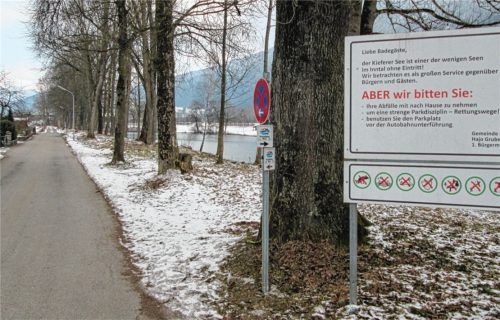 Bei der Einfahrt in den Lohweg weist ein großes Schild der Gemeinde Kiefersfelden auf die „strenge Parkdisziplin“ hin, ein Parkverbotsschild ist ebenfalls angebracht.Foto Hoffmann