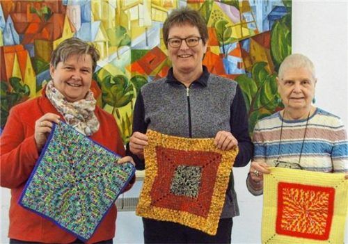 Bei der Übergabe (von links): Marianne Mayer, KFD-Vorsitzende, sowie Dagmar Badura und Ingeborg Surholt vom Bürgerhaus „Mangfalltreff“.Foto Mauder