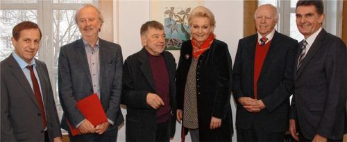 Bei der Unterzeichnung der Stiftung: Kämmerer Heinz Bösl, Kulturreferent Robert Berberich, Rolf Märkl, Oberbürgermeisterin Gabriele Bauer, Notar Dr. Sebastian Spiegelberger und Stadtdirektor Michael Keneder. Foto re