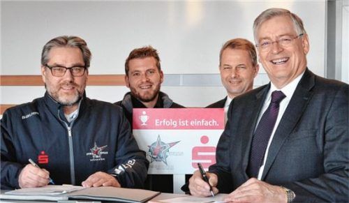 Bei der Vertragsunterzeichnung (von links): Hans-Peter Schwarzfischer (Vorstand Starbulls), Daniel Malguth (Sponsoring Starbulls), Karl Göpfert (Vorstand Sparkasse), Alfons Maierthaler (Vorstandsvorsitzender Sparkasse).