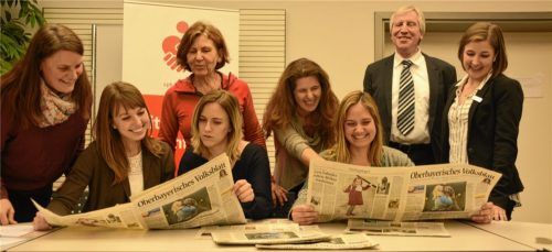 Beim Auftaktseminar für das Projekt „Zeitung in der Schule“ drehte sich alles um den Einsatz der OVB-Heimatzeitung im Unterricht: Rechts: Monika Riedle von der Sparkasse Rosenheim-Bad Aibling und Dr. Winfried Spiegel vom IzopInstitut. Foto Kuhn